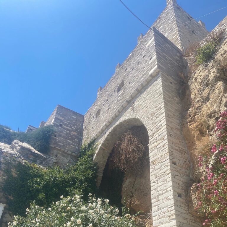 Apiranthos arch