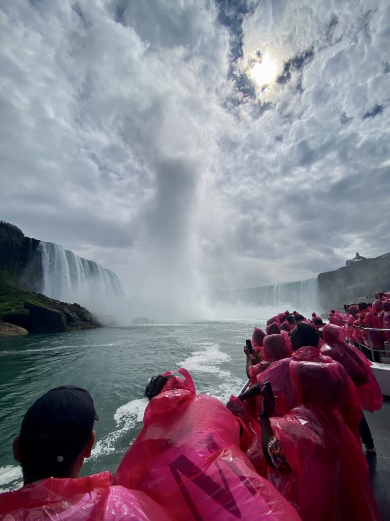 Approaching Horseshoe Falls on the Hornblower